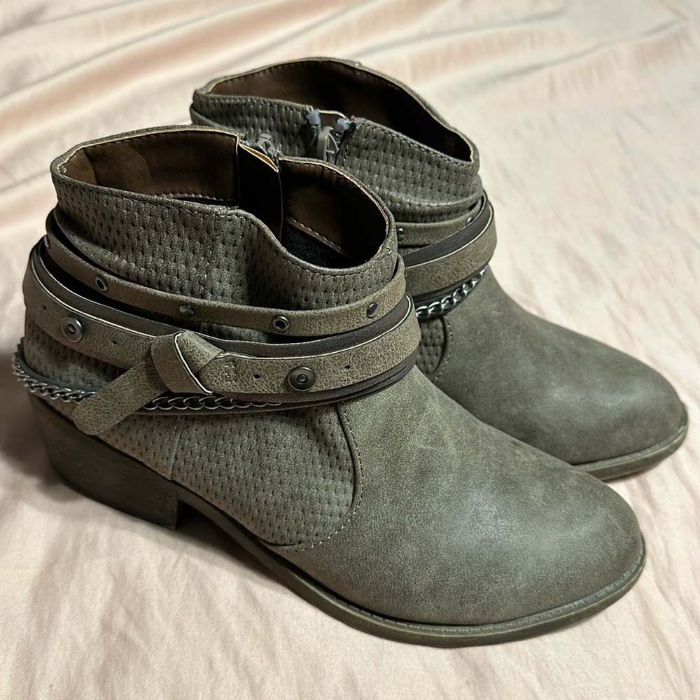 I am selling these boots jelly pop brand size 8.5.